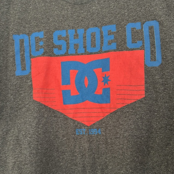 DC Shoe Co Gray T-Shirt with Red and Blue Logo Men’s Size XL - Picture 2 of 4